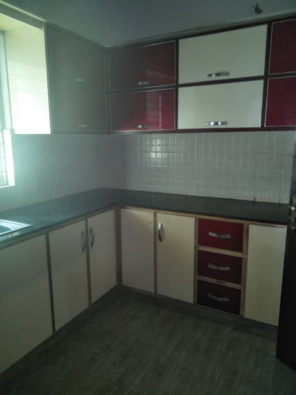 10 MARLA BEAUTIFUL OWNER BUILD HOUSE FOR RANT PRIME LOCATION SHAHEEN BLOCK BAHRIA TOWN 5