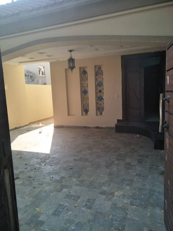 10 MARLA BEAUTIFUL OWNER BUILD HOUSE FOR RANT PRIME LOCATION SHAHEEN BLOCK BAHRIA TOWN 6