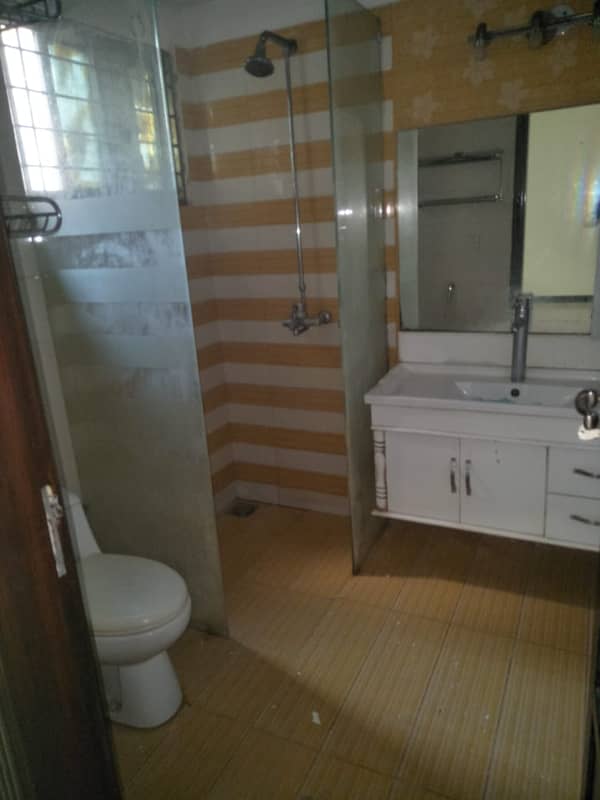 10 MARLA BEAUTIFUL OWNER BUILD HOUSE FOR RANT PRIME LOCATION SHAHEEN BLOCK BAHRIA TOWN 7
