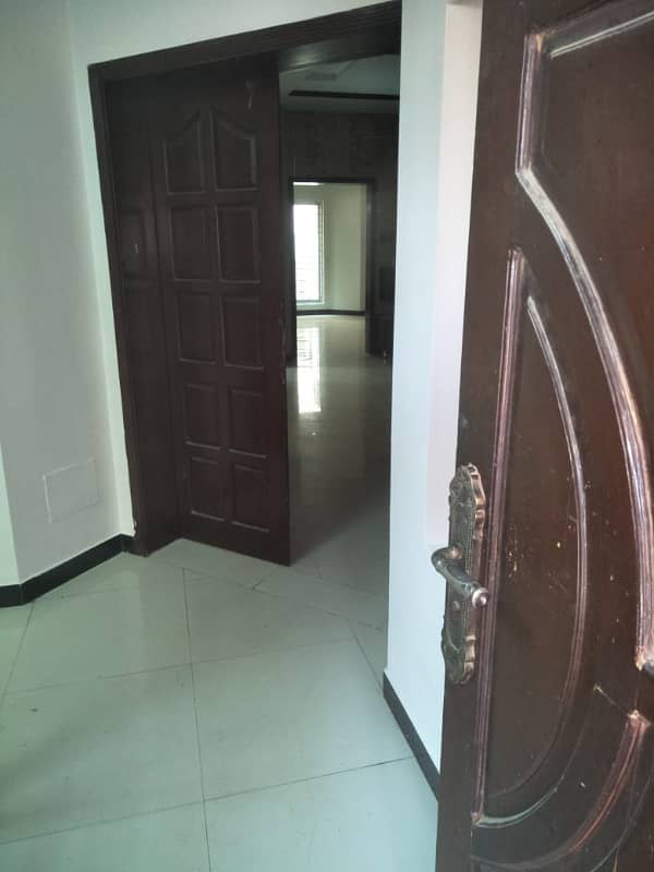 10 MARLA BEAUTIFUL OWNER BUILD HOUSE FOR RANT PRIME LOCATION SHAHEEN BLOCK BAHRIA TOWN 8