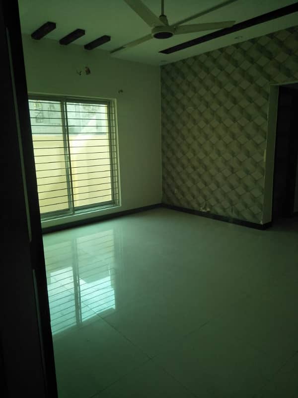 10 MARLA BEAUTIFUL OWNER BUILD HOUSE FOR RANT PRIME LOCATION SHAHEEN BLOCK BAHRIA TOWN 9