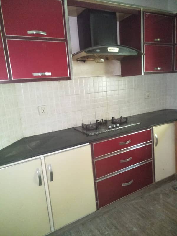 10 MARLA BEAUTIFUL OWNER BUILD HOUSE FOR RANT PRIME LOCATION SHAHEEN BLOCK BAHRIA TOWN 10