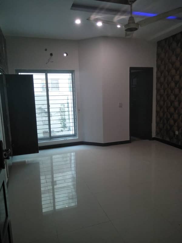 10 MARLA BEAUTIFUL OWNER BUILD HOUSE FOR RANT PRIME LOCATION SHAHEEN BLOCK BAHRIA TOWN 13