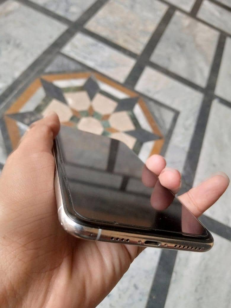 Apple iPhone XS Max 4
