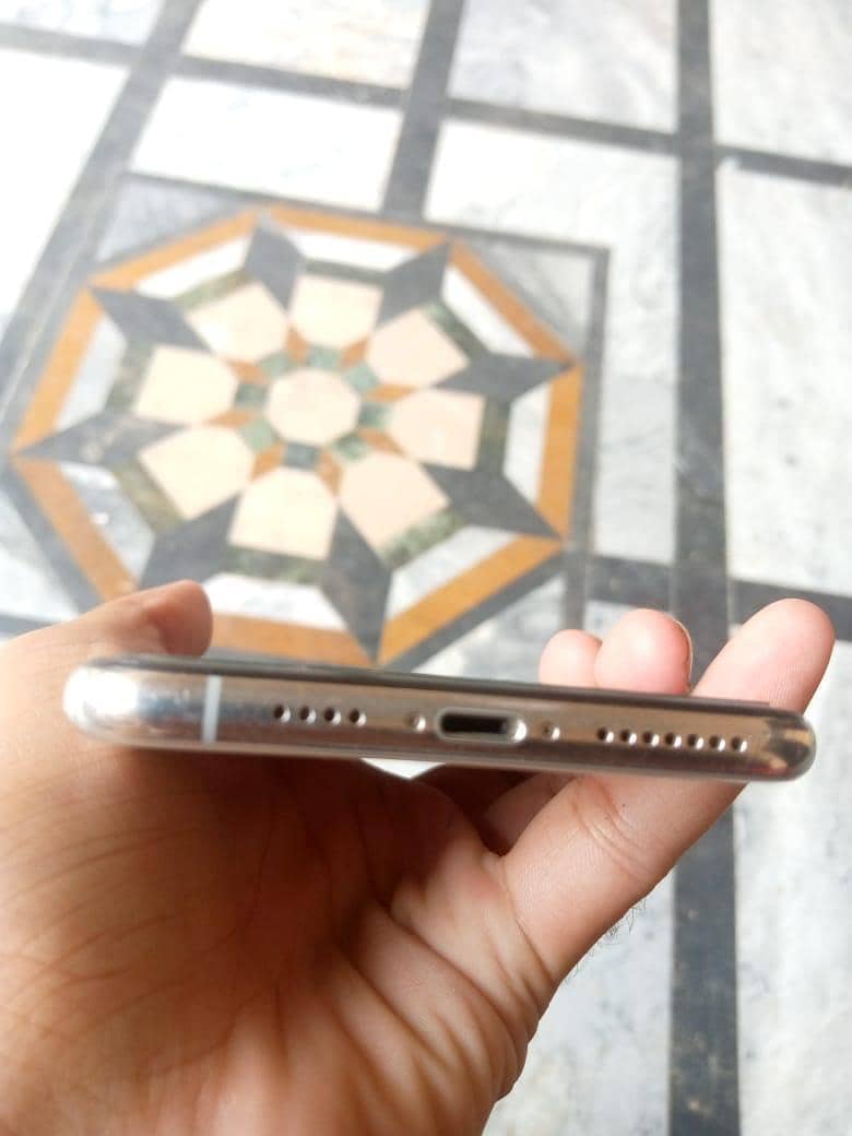 Apple iPhone XS Max 5