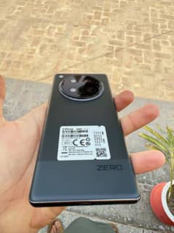 infinix zero 40.  . . . 12 /256 1