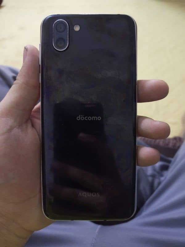 Sharp Aquos R2 4