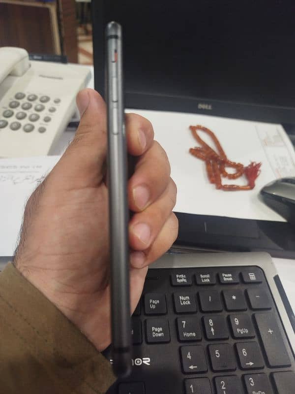 iphone 8 for sale 10/10 condition 2