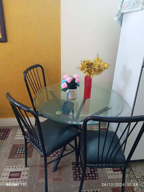 glass circle dinning table with 4 chairs 2