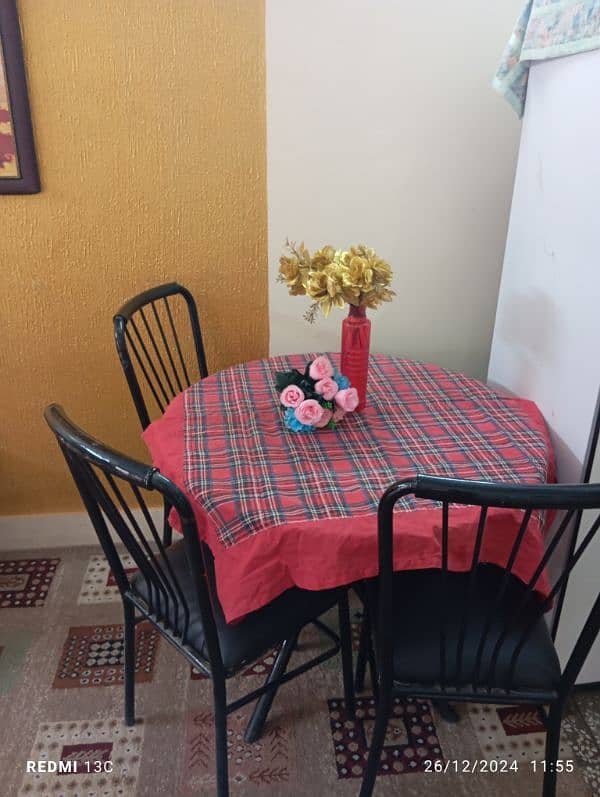 glass circle dinning table with 4 chairs 3