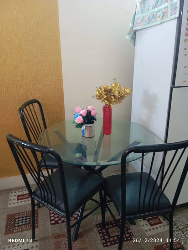 glass circle dinning table with 4 chairs 4