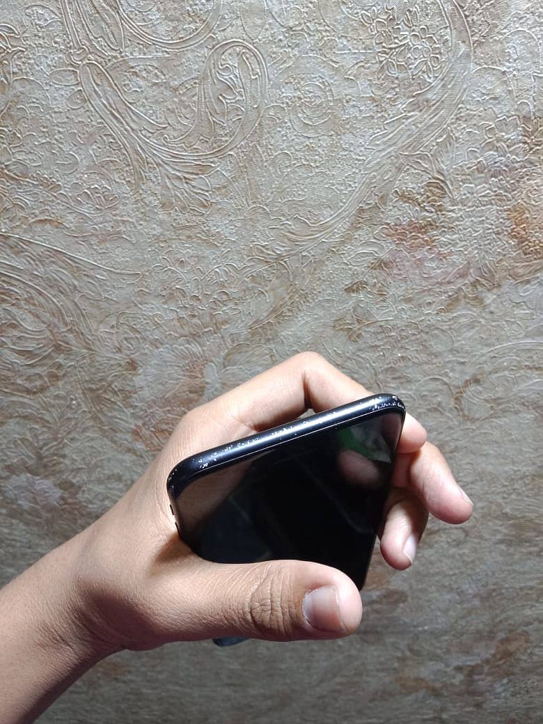 iphoon7pluss condition 10/8 finger 32gp  wthsapp number 03261198288 0