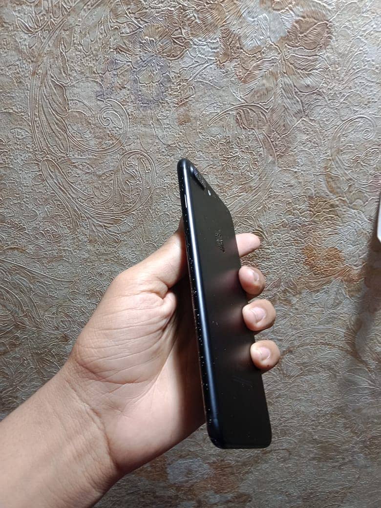 iphoon7pluss condition 10/8 finger 32gp  wthsapp number 03261198288 3