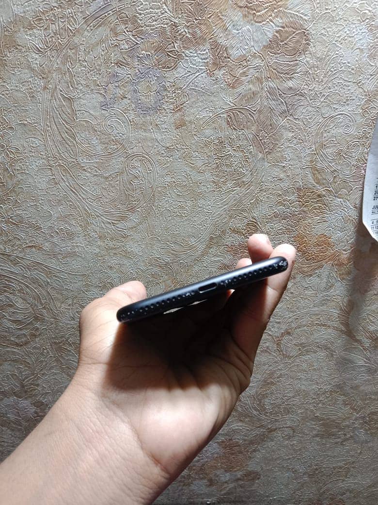 iphoon7pluss condition 10/8 finger 32gp  wthsapp number 03261198288 4