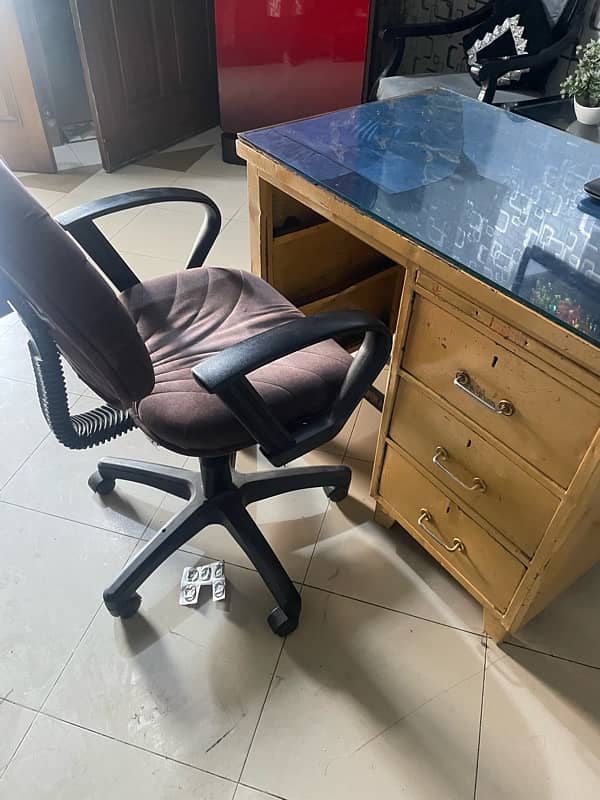 office table and chare 0