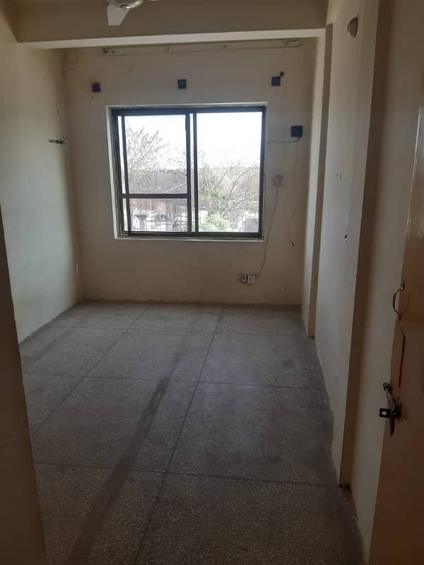 FLAT AVAILABLE FOR RENT IN G10 2BED 2BATH SMALL TV LOUNCH KITHEN  1ST FLOOR 0