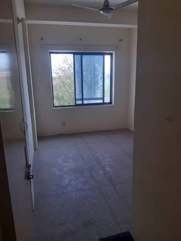 FLAT AVAILABLE FOR RENT IN G10 2BED 2BATH SMALL TV LOUNCH KITHEN  1ST FLOOR 1