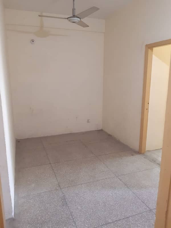 FLAT AVAILABLE FOR RENT IN G10 2BED 2BATH SMALL TV LOUNCH KITHEN  1ST FLOOR 2