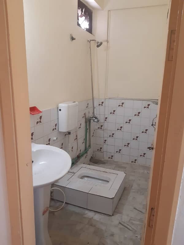 FLAT AVAILABLE FOR RENT IN G10 2BED 2BATH SMALL TV LOUNCH KITHEN  1ST FLOOR 4