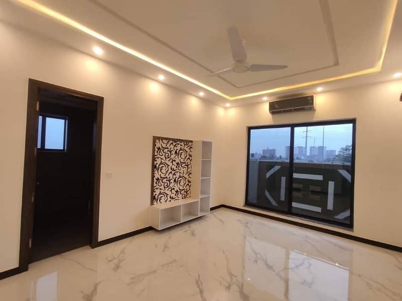 Silent Commercial offices Gulshan Iqbal block 13A 850 square feet office 1st floor 65000 for rent commercial building  850 square feet Rent 65000 Gulshan Iqbal block 13C*Code(13449)* 6