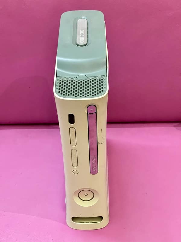 Xbox 360 (Jtag/Modded) with preinstalled games in excellent condition 1