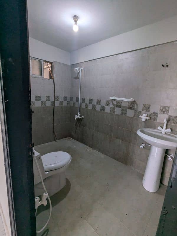 spacious luxury 4 Bed D. d with servant room Flat for Sale 6
