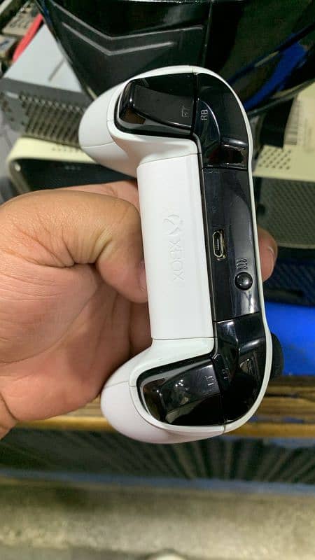 Xbox Controller in white ghost (price negotiable) 1