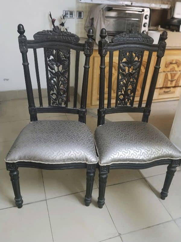 dining table with 6 chair's 2