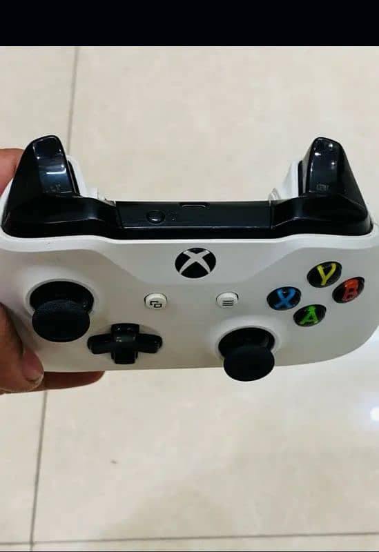 Xbox Controller in white ghost (price negotiable) 4