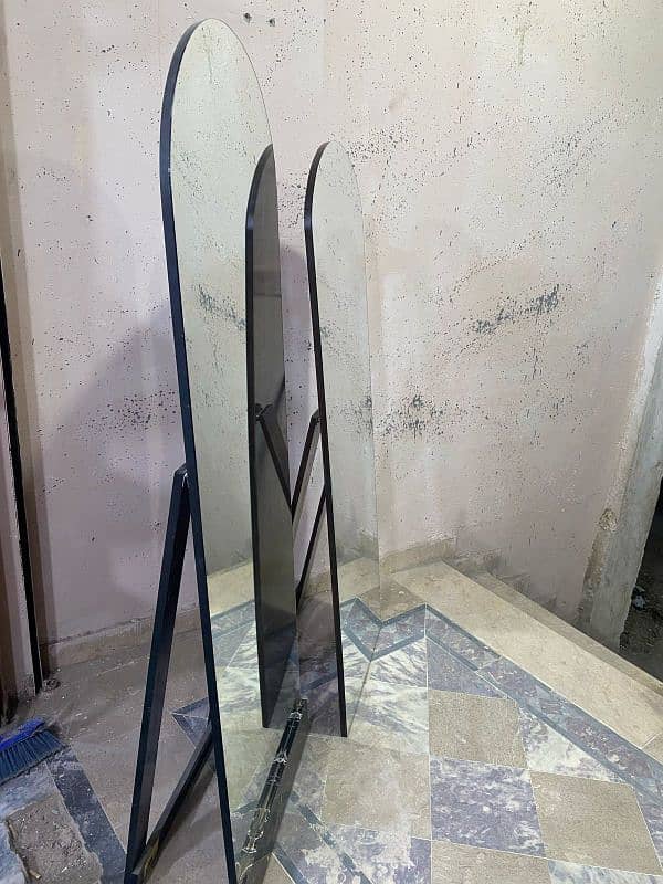 Mirror Stand 2