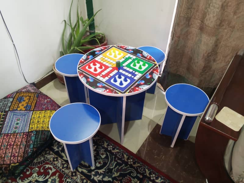 Luddo Game table and chairs 1
