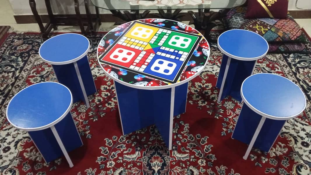 Luddo Game table and chairs 3