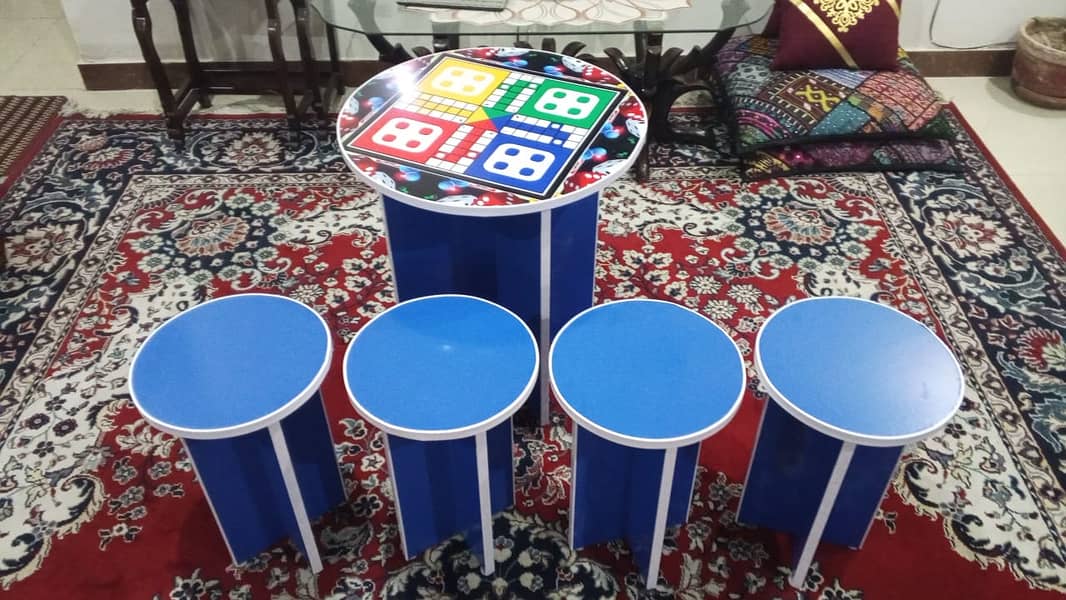 Luddo Game table and chairs 4