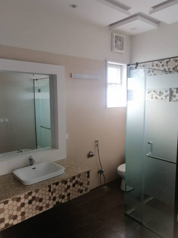 1 KANAL SLIGHTLY USED UPPER PORTION IS AVAILABLE FOR RENT ON TOP LOCATION OF VALENCIA TOWN LAHORE 0