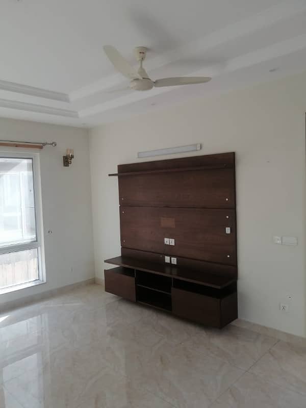 1 KANAL SLIGHTLY USED UPPER PORTION IS AVAILABLE FOR RENT ON TOP LOCATION OF VALENCIA TOWN LAHORE 1