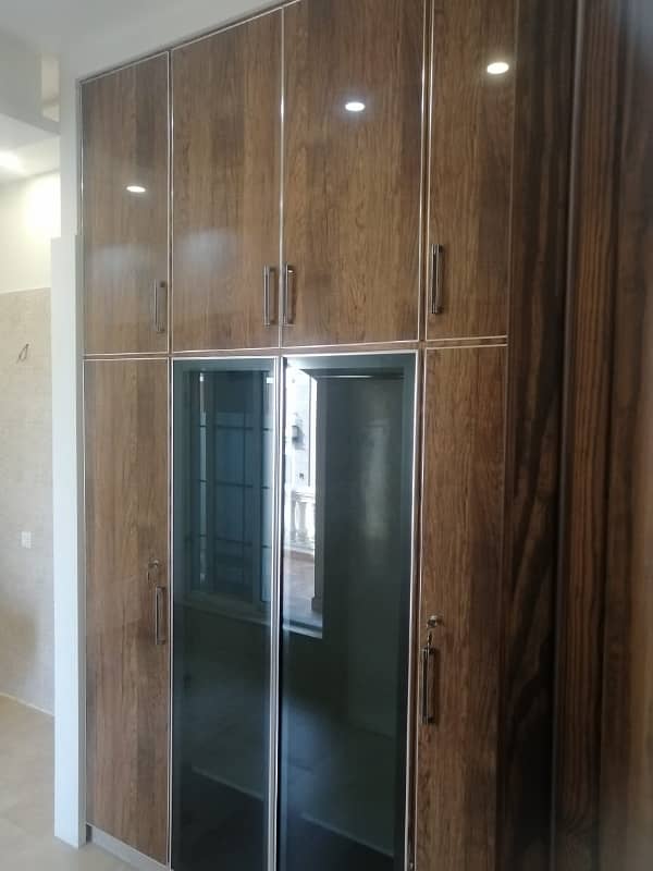 1 KANAL SLIGHTLY USED UPPER PORTION IS AVAILABLE FOR RENT ON TOP LOCATION OF VALENCIA TOWN LAHORE 7
