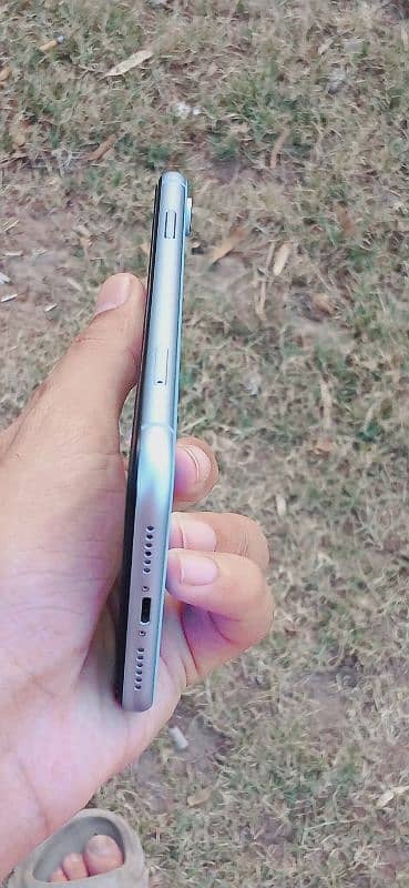 IPhone Xr With Lush Condition 4