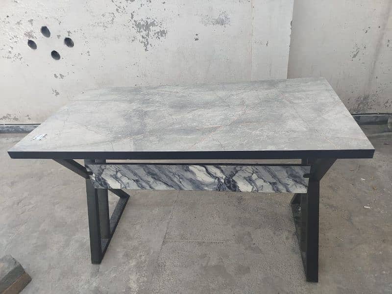 Table in brand new condition 0