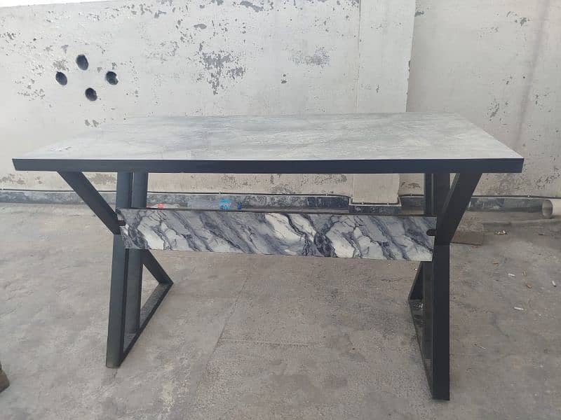 Table in brand new condition 1
