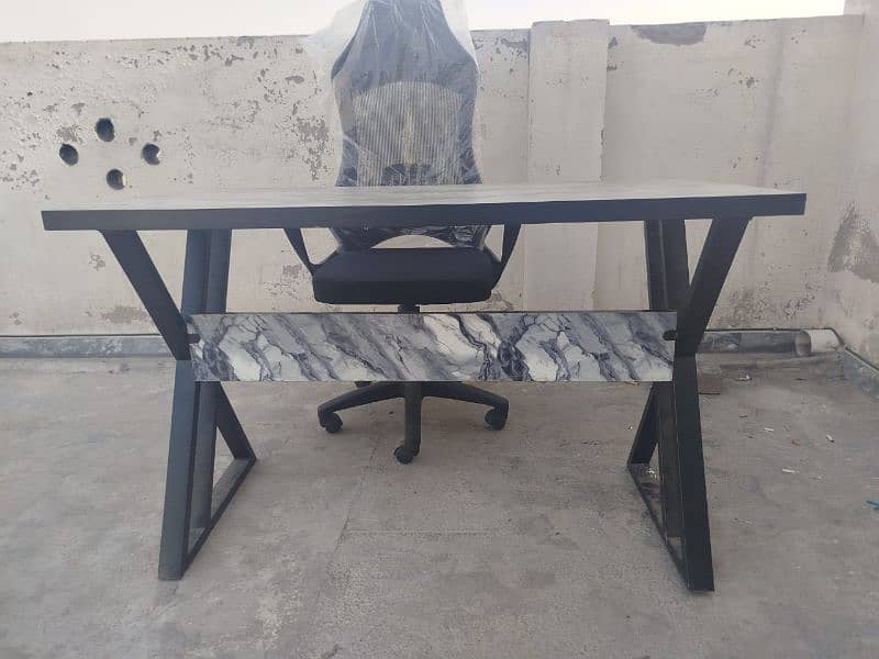 Table in brand new condition 2