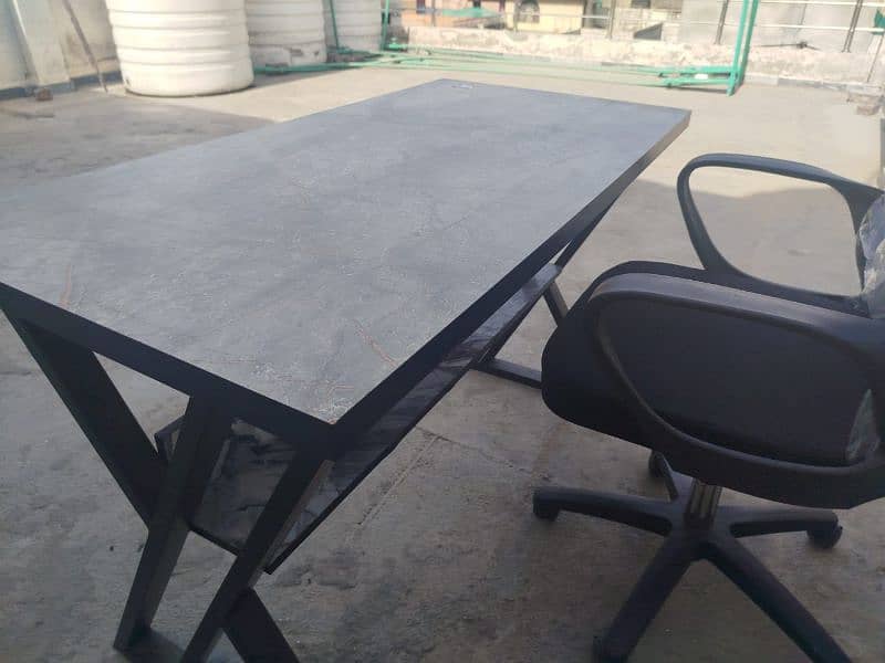 Table in brand new condition 3