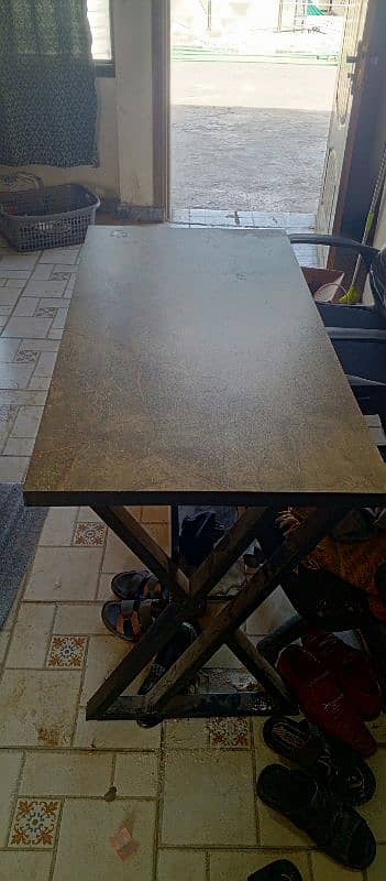 Table in brand new condition 4