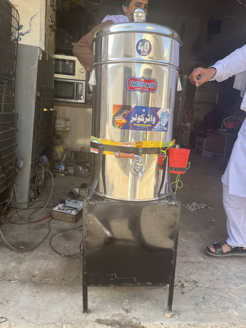 Stainless Steel Body Water Cooler Installed Cooling Compressor 40L 3
