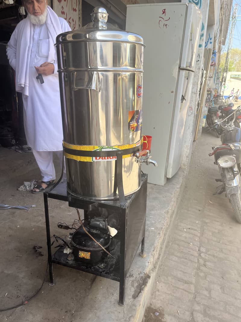 Stainless Steel Body Water Cooler Installed Cooling Compressor 40L 4