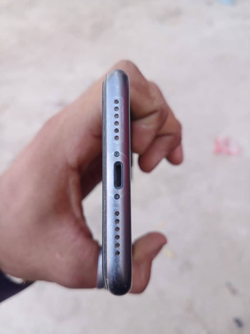 iPhone 11 3