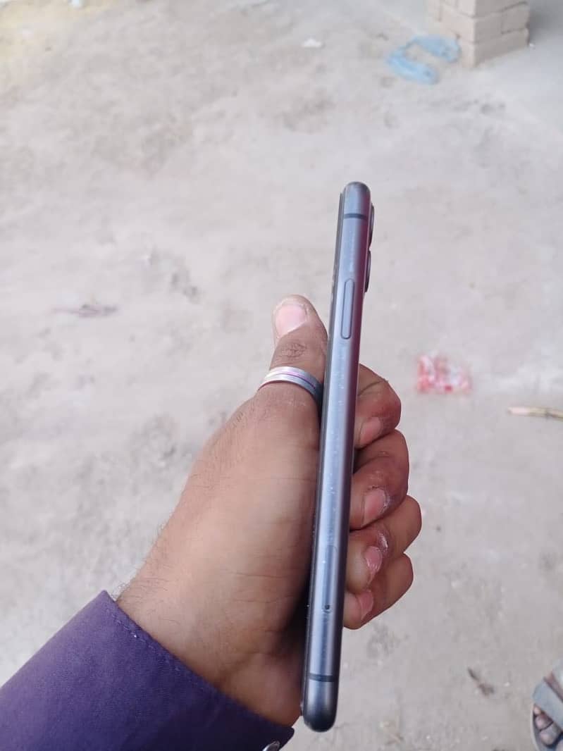 iPhone 11 4