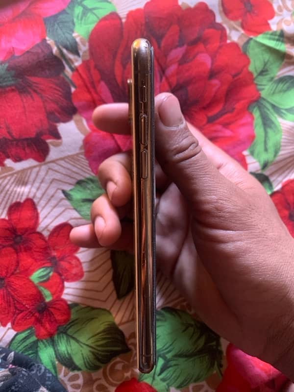 i phone Xs 4