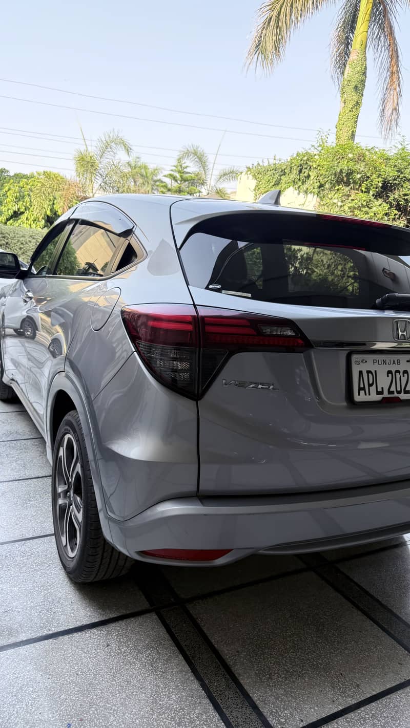 Honda vezel hybrid AWD 8