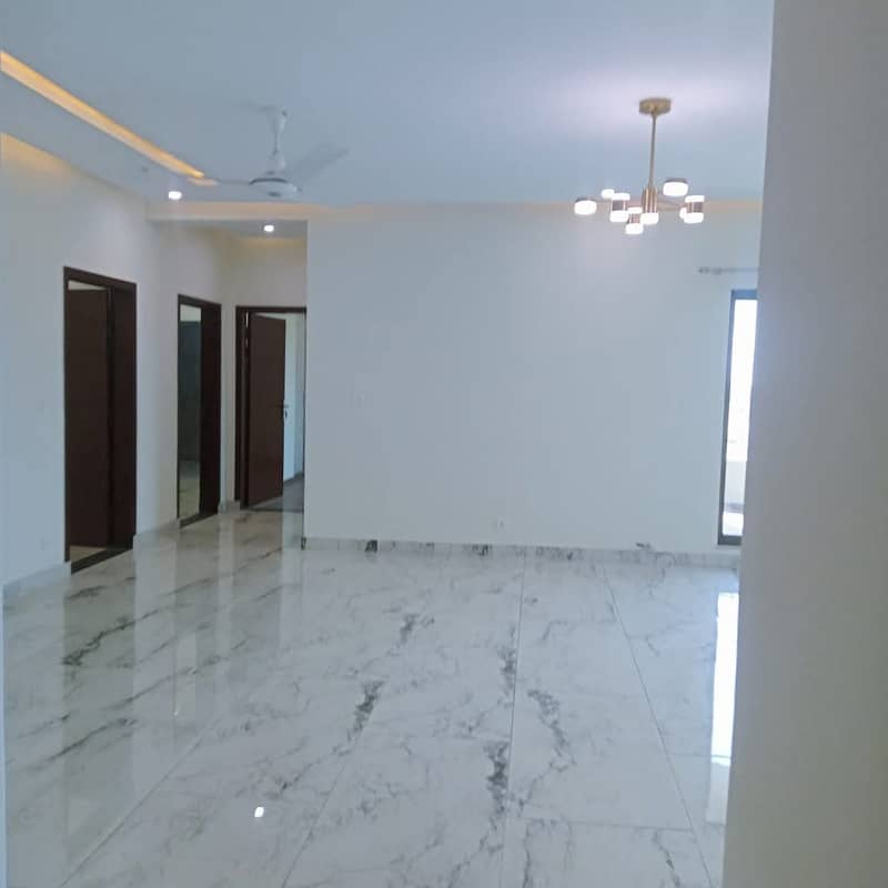 10 Marla 3 Bedrooms Lake View Flat Available For Sale 2