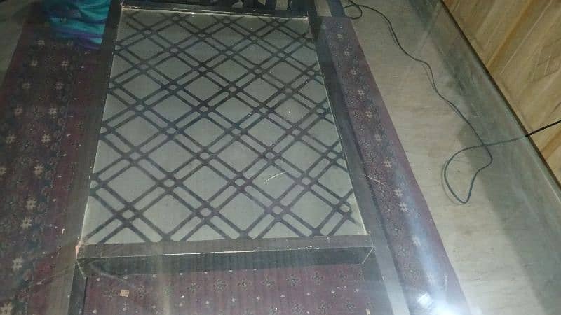 dining table in very good condition 3